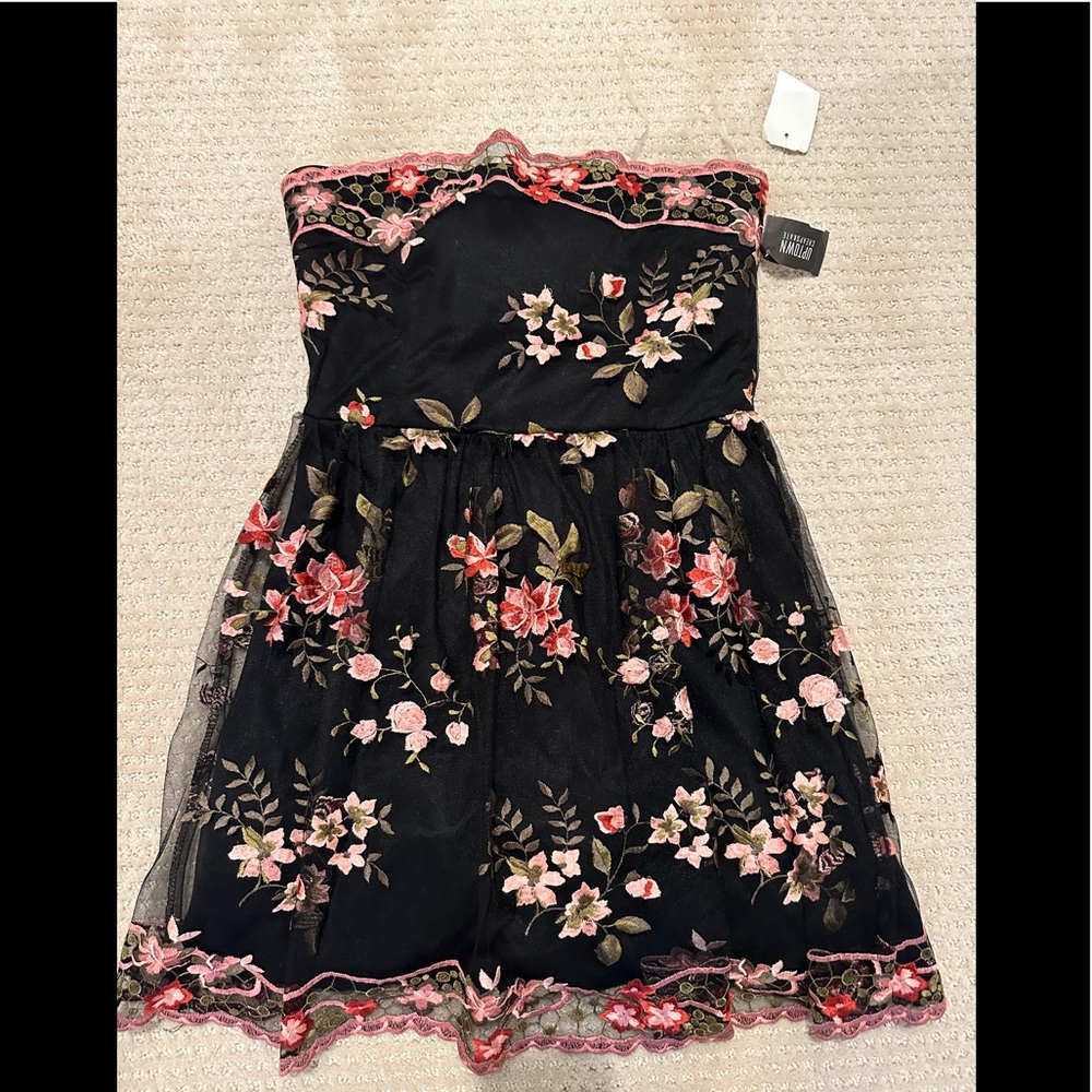Floral strapless mini dress with lace trim